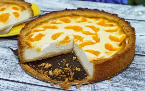 Ein saftiger faule weiber kuchen mit Mandarinenstücken und cremiger Füllung, bereit zum Genießen.
