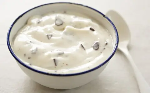 Cremige Herrencreme mit Schokostückchen, wie nach Omas Rezept. Ein Löffel daneben wartet schon.
