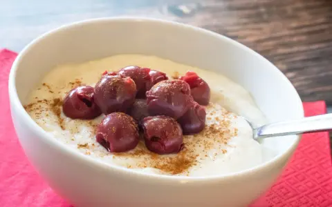 Cremiger Grießbrei mit Kirschen und Zimt, ein einfaches Grießbrei Rezept für jeden Tag.