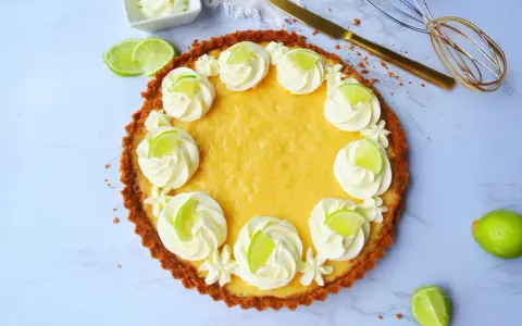 Ein köstlicher Key Lime Pie, verziert mit Sahnetuffs und Limettenscheiben.