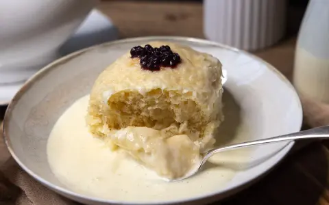 Ein fluffiger Dampfnudel-Kloß mit Blaubeeren und Vanillesauce. Ein köstliches Rezept für Dampfnudeln.