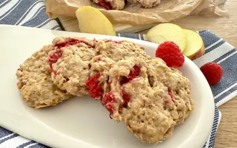 Saftige Kekse ohne Zucker mit Himbeeren und Apfelstücken, perfekt für einen gesunden Snack.