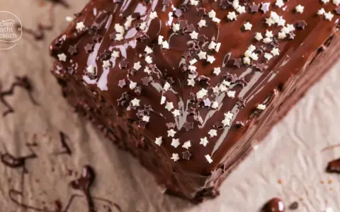 Schokoladen-Geburtstagskuchen-Rezept mit Sternen-Streuseln. Ein saftiger Schokokuchen, der jedem Geburtstagskind ein Lächeln ins Gesicht zaubert.