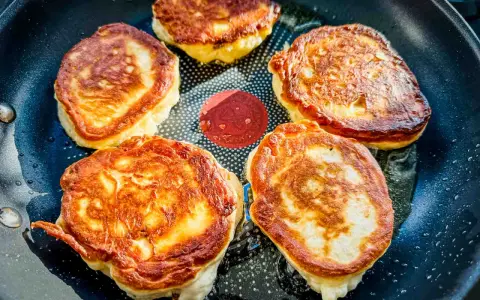 Fünf goldbraune Struwen brutzeln in der Pfanne. Dieses Struwen Rezept gelingt immer!