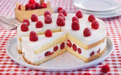 Himbeer Joghurt Torte mit frischen Himbeeren und cremigem Joghurt. Ein Genuss für jeden Anlass.