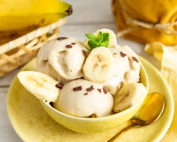Cremiges Bananeneis mit Schokostückchen und frischen Bananenscheiben, perfekt zum Bananeneis selber machen.