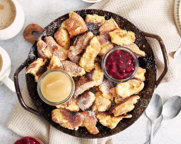 Kaiserschmarrn aus dem Thermomix, goldbraun und fluffig, mit Apfelmus und Preiselbeeren. Perfekt zum Genießen!