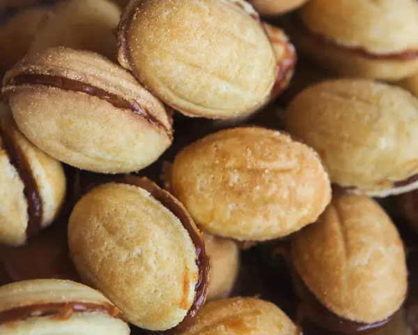 Nahaufnahme von Oreschki, gefüllt mit süßer Karamellcreme. Ein köstliches Oreschki Rezept zum Nachbacken.