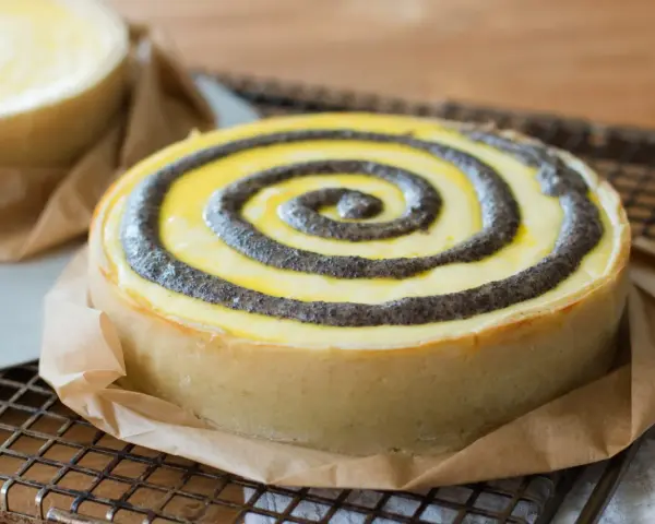 Ein köstlicher no bake cheesecake mit Mohn-Spiralen auf einem Gitter.