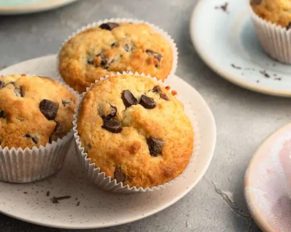 Saftige Schoko-Muffins, perfekt für ein schnelles Muffins Rezept. Sie sehen köstlich aus und laden zum Reinbeißen ein.