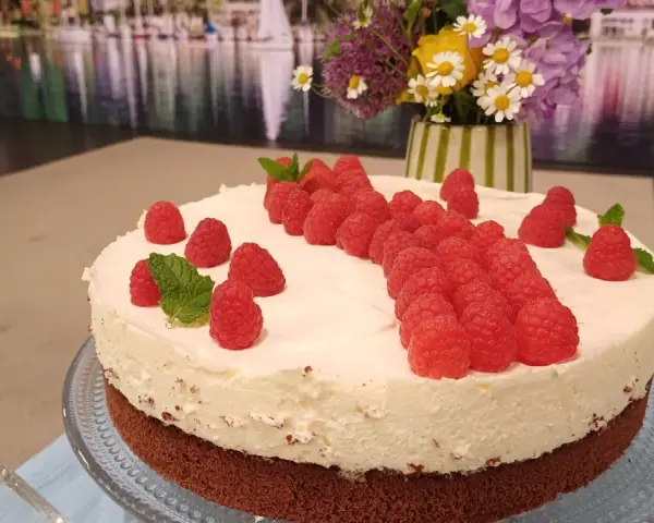 Himbeer-Mascarpone-Torte mit frischen Himbeeren und Minze, ein Genuss für Augen und Gaumen.