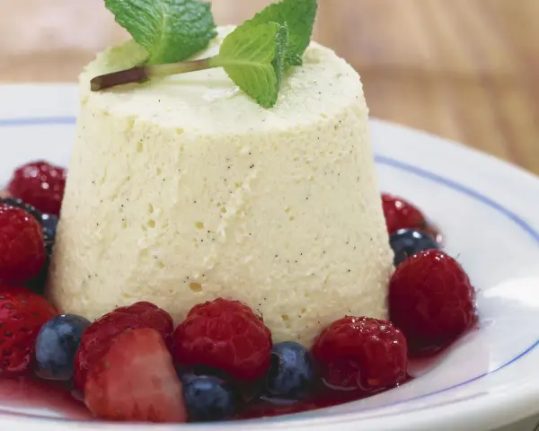 Cremige bayrische Creme mit frischen Beeren und Minze. Ein Genuss für alle Sinne.