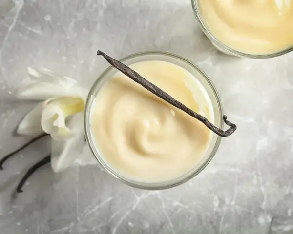 Cremiger Vanillepudding, perfekt zum Pudding selber machen. Mit echter Vanilleschote und Blüte.