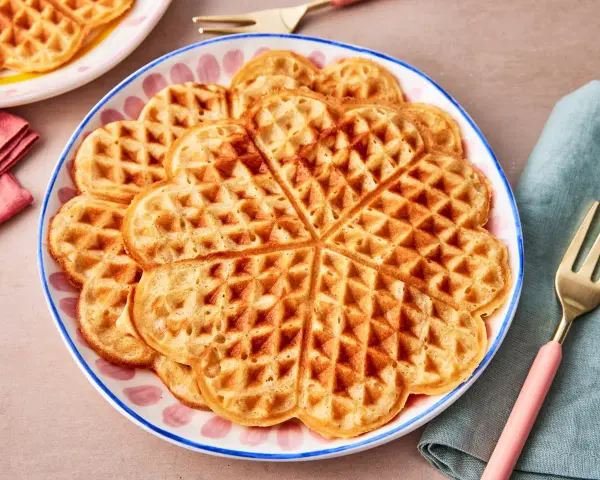 Herzförmige Dinkel Waffeln auf einem Teller, bereit zum Genießen.