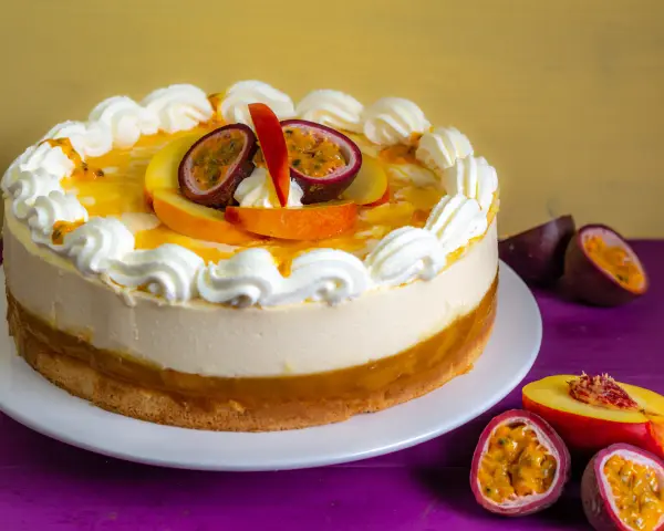 Eine cremige Maracuja Torte mit frischer Sahne und exotischen Früchten, die Lust auf mehr macht.