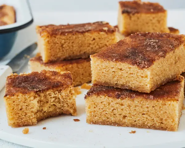 Saftige Blondies mit Zimt-Zucker-Decke, perfekt für dein Blondies Rezept. Ein Stück wurde bereits probiert!