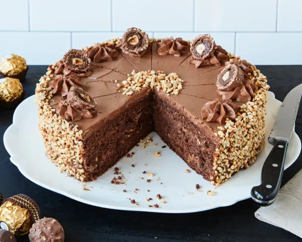 Schokoladentorte mit gehackten Nüssen und Ferrero Rocher Kugeln, eine köstliche Rocher Torte.