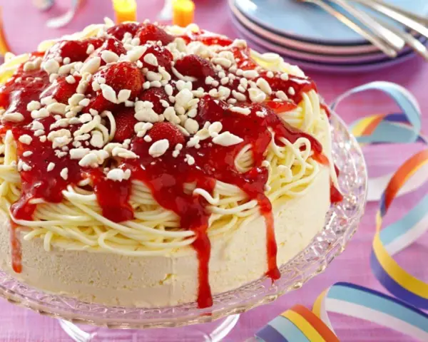 Ein lustiger Spaghetti-Eis-Kuchen mit Erdbeersoße und weißen Schokostückchen. Perfekt für jede Party!