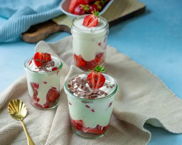Leckere Quarkspeise mit frischen Erdbeeren und Schokostreuseln in Gläsern, ein einfaches Rezept für den Sommer.