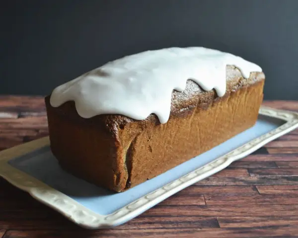 Ein saftiger Mohnkuchen mit Zuckerguss, perfekt für Ihr nächstes Mohnkuchen Rezept.