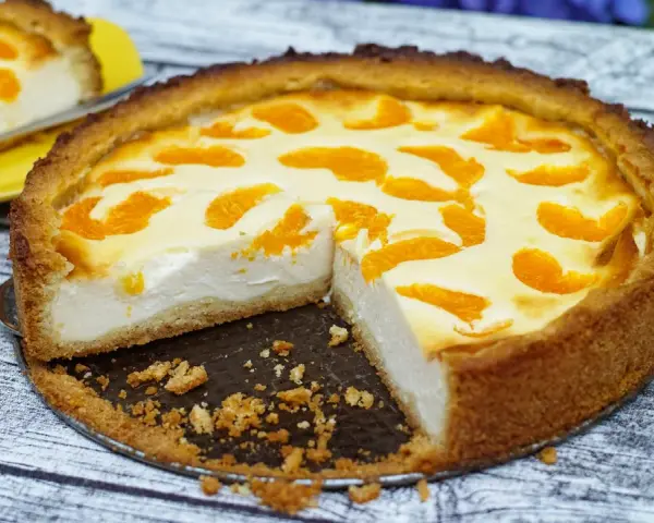 Ein saftiger faule weiber kuchen mit Mandarinenstücken und cremiger Füllung, bereit zum Genießen.