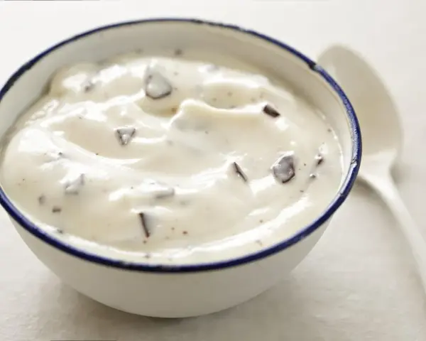 Cremige Herrencreme mit Schokostückchen, wie nach Omas Rezept. Ein Löffel daneben wartet schon.