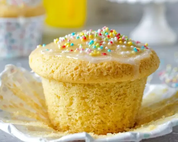 Ein Fanta Muffin mit Zuckerguss und bunten Streuseln, bereit zum Genießen.
