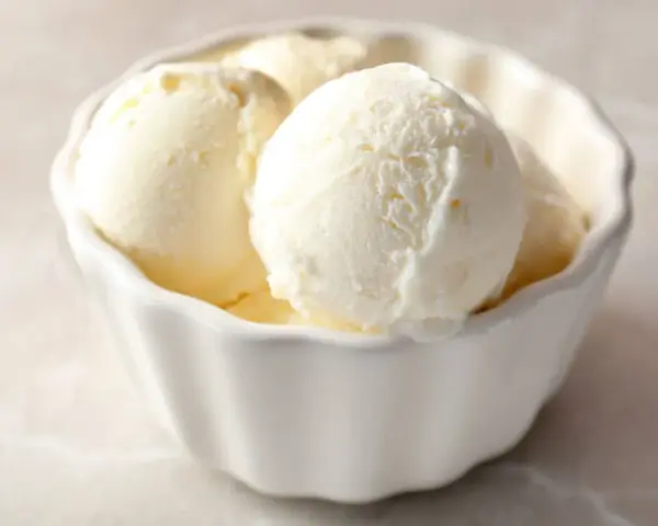 Schüssel mit cremigen Kugeln frozen joghurt, perfekt für einen heißen Sommertag.