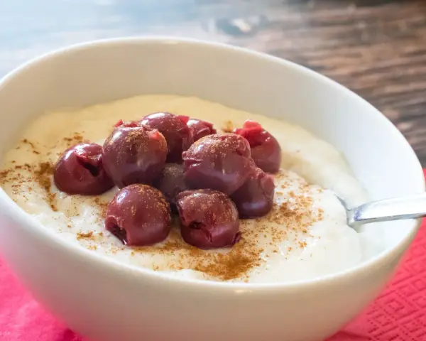 Cremiger Grießbrei mit Kirschen und Zimt, ein einfaches Grießbrei Rezept für jeden Tag.