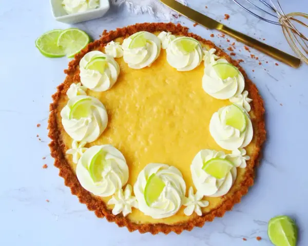Ein köstlicher Key Lime Pie, verziert mit Sahnetuffs und Limettenscheiben.