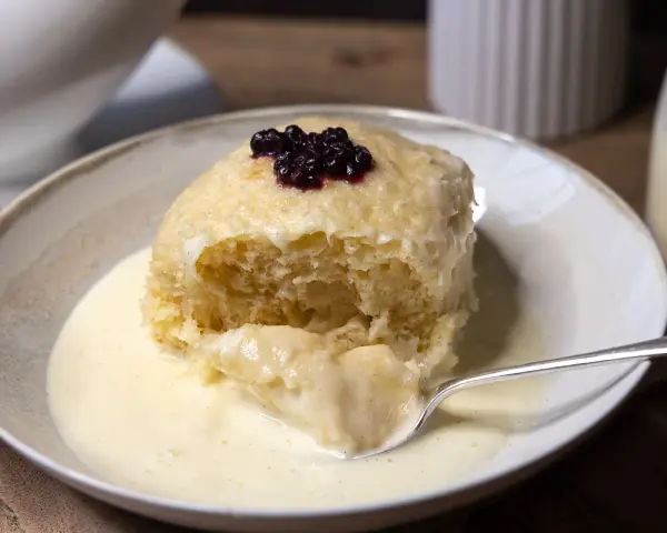 Ein fluffiger Dampfnudel-Kloß mit Blaubeeren und Vanillesauce. Ein köstliches Rezept für Dampfnudeln.