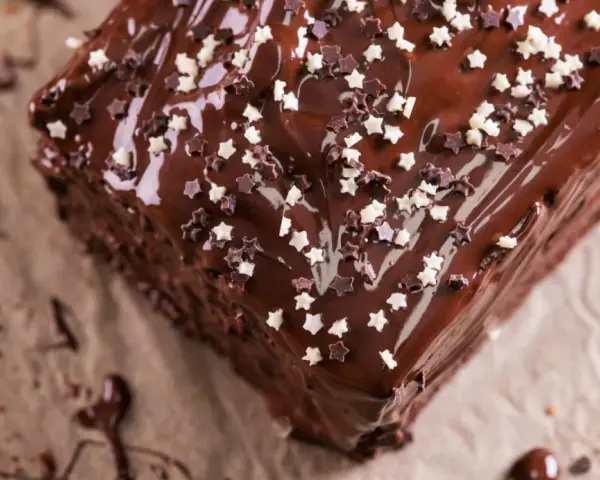 Schokoladen-Geburtstagskuchen-Rezept mit Sternen-Streuseln. Ein saftiger Schokokuchen, der jedem Geburtstagskind ein Lächeln ins Gesicht zaubert.
