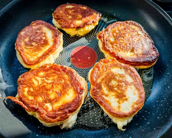 Fünf goldbraune Struwen brutzeln in der Pfanne. Dieses Struwen Rezept gelingt immer!