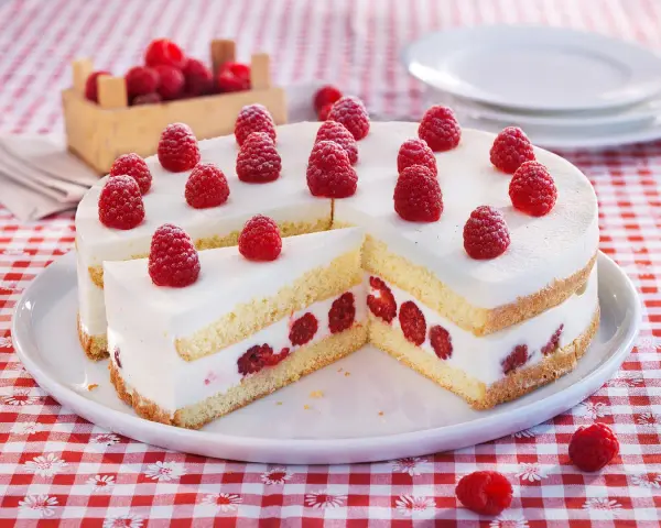 Himbeer Joghurt Torte mit frischen Himbeeren und cremigem Joghurt. Ein Genuss für jeden Anlass.