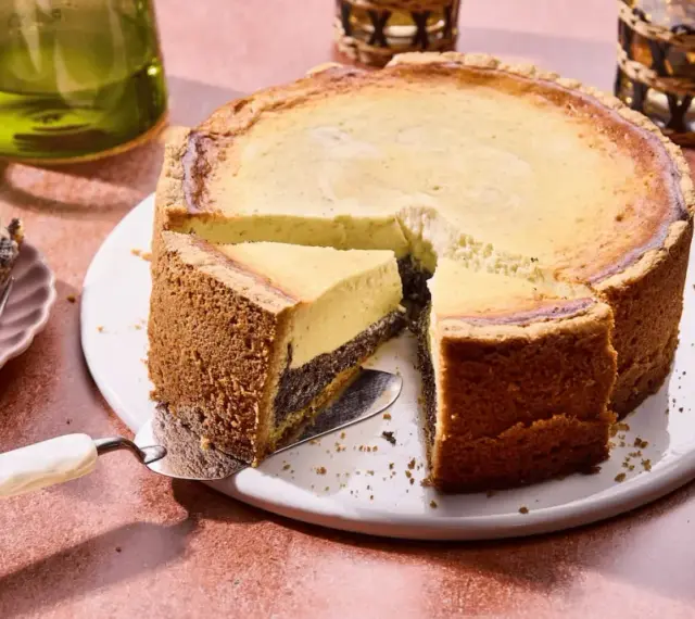 Ein köstlicher Frau Holle Kuchen mit Mohnfüllung und cremigem Käsekuchen.