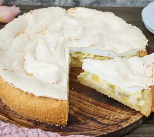 Ein köstlicher Rhabarberkuchen mit Baiser, dessen fluffige Haube perfekt zur fruchtigen Füllung passt.