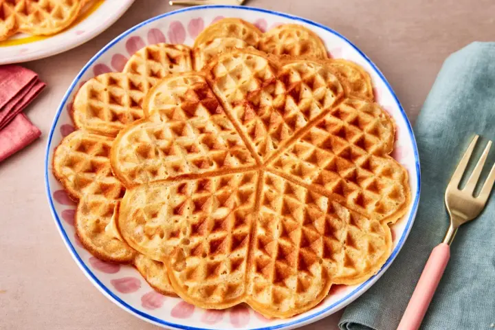 Herzförmige Dinkel Waffeln auf einem Teller, bereit zum Genießen.