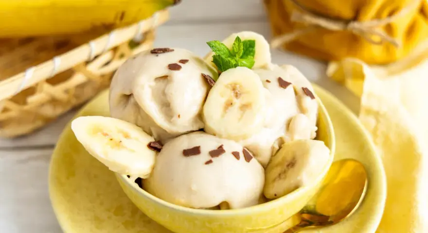 Cremiges Bananeneis mit Schokostückchen und frischen Bananenscheiben, perfekt zum Bananeneis selber machen.