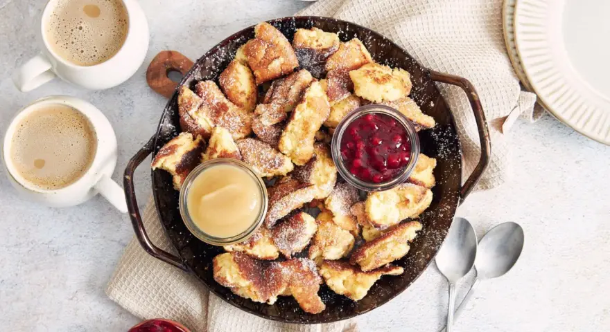 Kaiserschmarrn aus dem Thermomix, goldbraun und fluffig, mit Apfelmus und Preiselbeeren. Perfekt zum Genießen!
