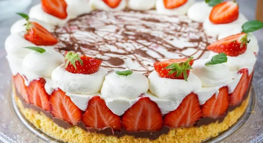 Eine köstliche Erdbeer Mascarpone Torte mit frischen Erdbeeren, Sahnetupfern und Schokoladendekor.