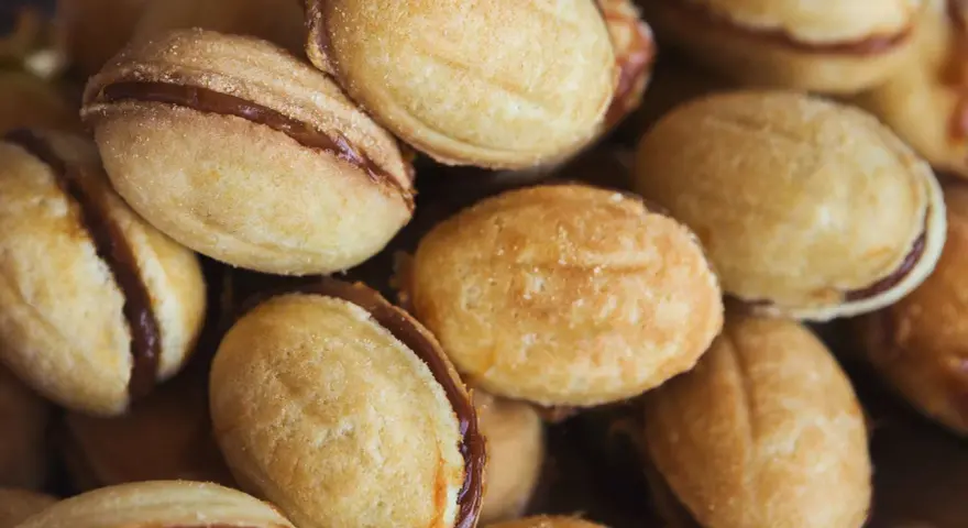 Nahaufnahme von Oreschki, gefüllt mit süßer Karamellcreme. Ein köstliches Oreschki Rezept zum Nachbacken.