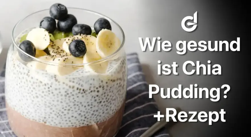Ein Glas Chia Pudding mit Bananen-, Blaubeer- und Kiwistücken. Die Frage "Wie gesund ist Chia Pudding? +Rezept" steht daneben.