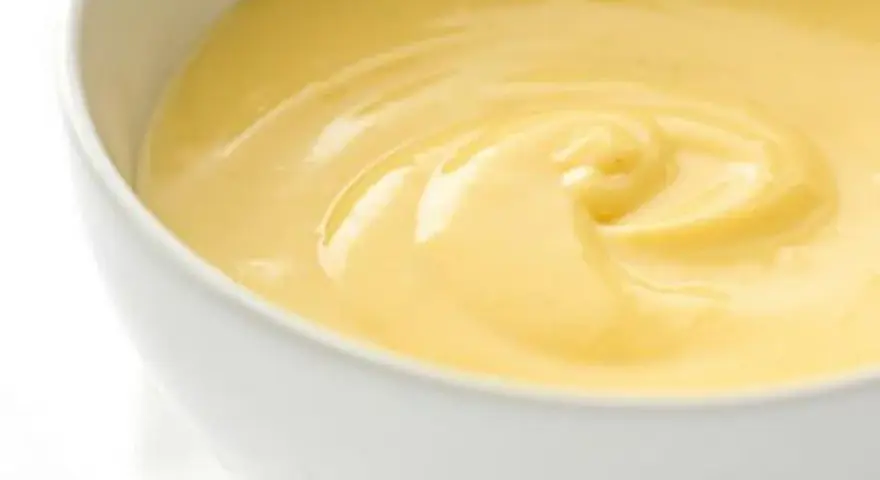 Cremige, gelbe Crema Pasticcera in einer weißen Schüssel, die zum Genuss einlädt.