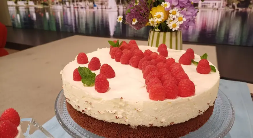 Himbeer-Mascarpone-Torte mit frischen Himbeeren und Minze, ein Genuss für Augen und Gaumen.