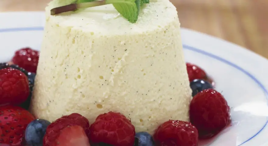 Cremige bayrische Creme mit frischen Beeren und Minze. Ein Genuss für alle Sinne.