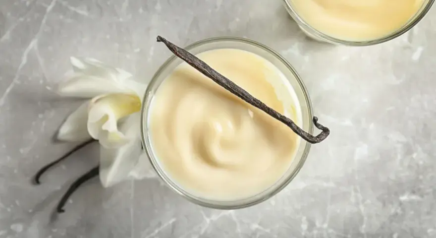 Cremiger Vanillepudding, perfekt zum Pudding selber machen. Mit echter Vanilleschote und Blüte.