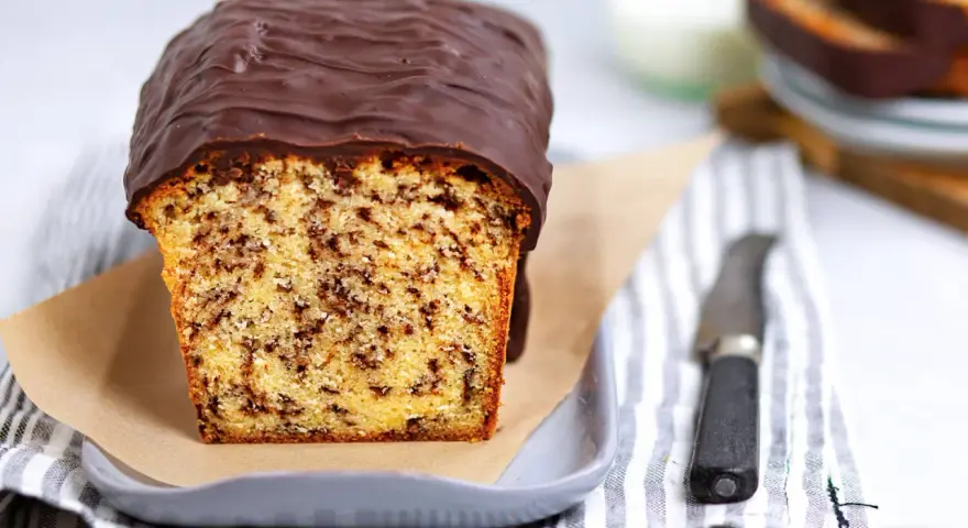 Ein saftiger Ameisenkuchen mit Schokoladenglasur, perfekt für das nächste Kaffeekränzchen. Dieses Ameisenkuchen Rezept ist ein Muss!