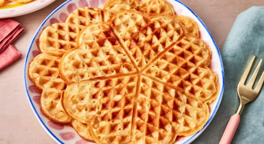 Herzförmige Dinkel Waffeln auf einem Teller, bereit zum Genießen.