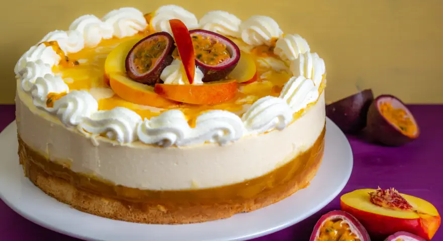 Eine cremige Maracuja Torte mit frischer Sahne und exotischen Früchten, die Lust auf mehr macht.