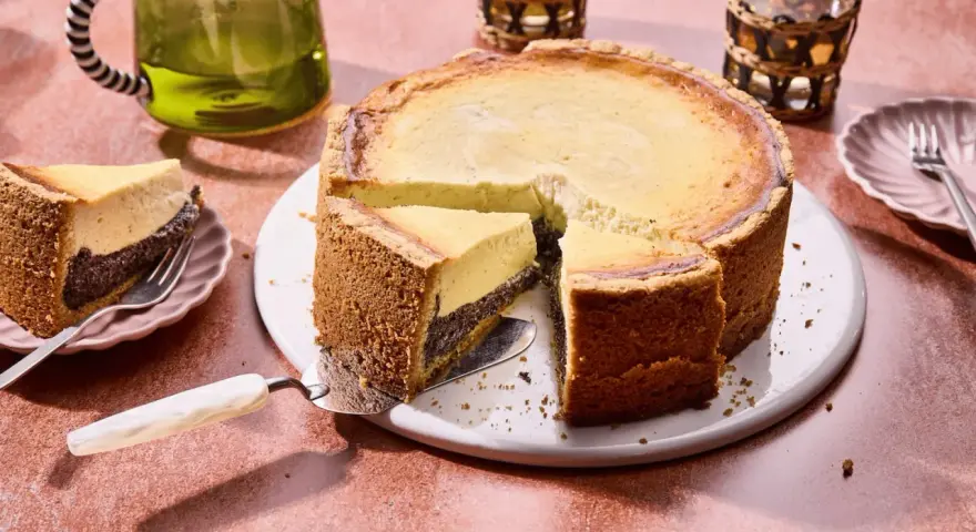 Ein köstlicher Frau Holle Kuchen mit Mohnfüllung und cremigem Käsekuchen.